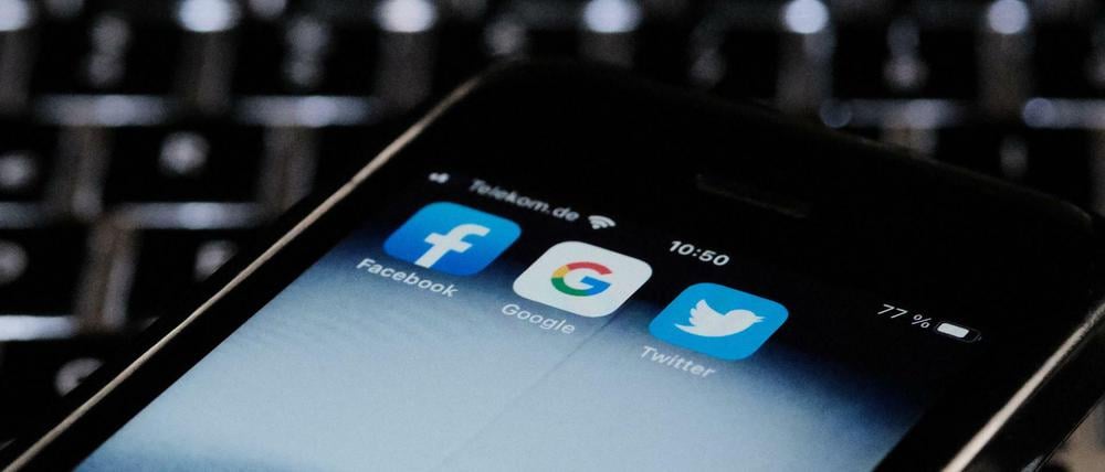Große Internetfirmen wie Facebook und Google sollen künftig mehr Transparenz zeigen. 