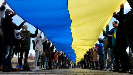 Demonstration mit einer ukrainischen Nationalflagge in Prag 