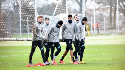 Torhüter Oliver Christensen, Fredrik Andre Björkan, Marvin Plattenhardt, Davie Selke, Torhüter Marcel Lotka und Marton Dardai beim Training.(v.l.)