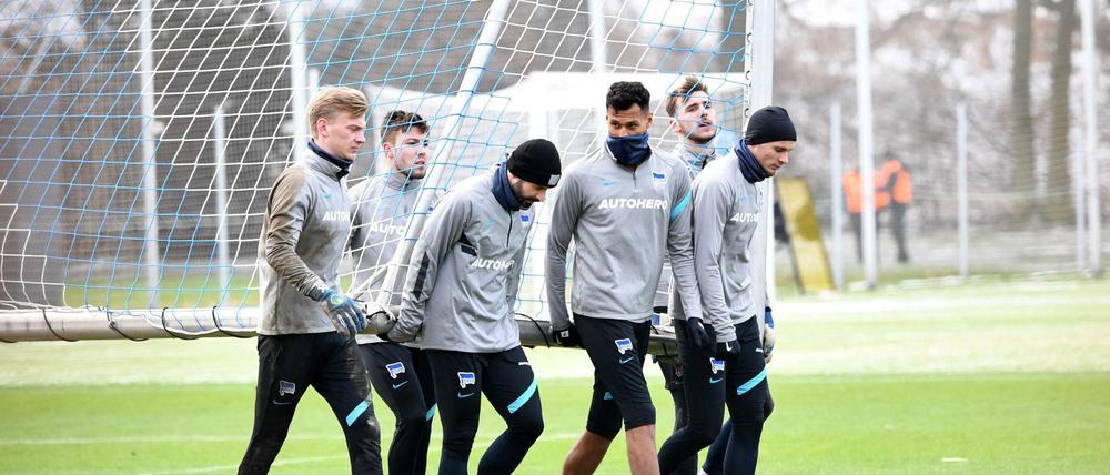 Torhüter Oliver Christensen, Fredrik Andre Björkan, Marvin Plattenhardt, Davie Selke, Torhüter Marcel Lotka und Marton Dardai beim Training.(v.l.)