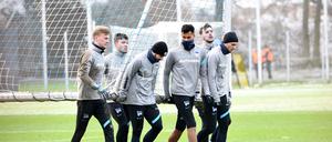 Torhüter Oliver Christensen, Fredrik Andre Björkan, Marvin Plattenhardt, Davie Selke, Torhüter Marcel Lotka und Marton Dardai beim Training.(v.l.)