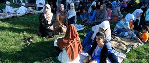 Muslimische Frauen bei einem Gebet im Freien. 