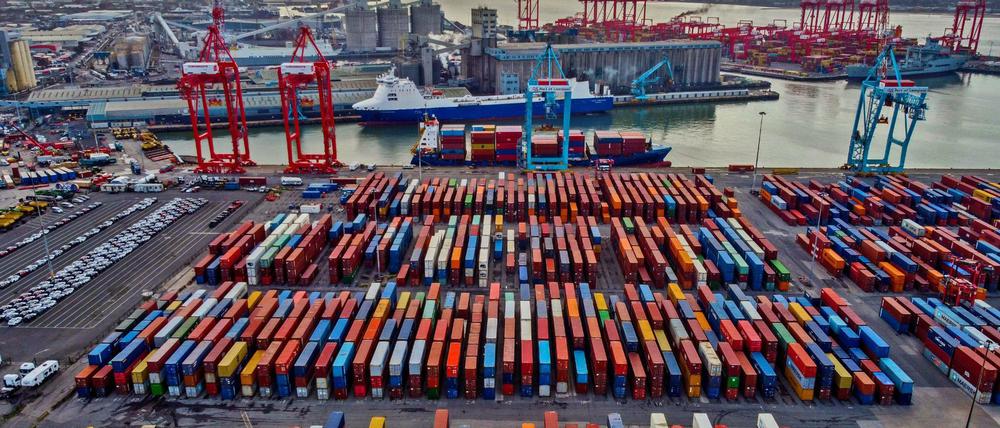 Containerstau: Die Probleme in den Lieferketten bremsen das Wachstum, verknappen das Angebot und steigern damit die Preise.