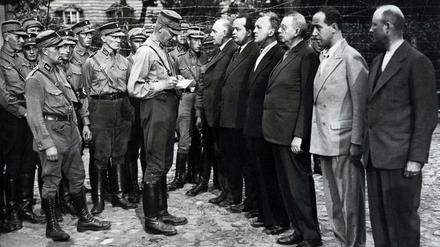 Prominente Regimegegner wurden in den frühen KZs besonders gequält, hier in der Reihe ganz links der SPD-Reichstagsabgeordnete Ernst Heilmann, daneben der Sohn des Reichspräsidenten Ebert, Friedrich Ebert jun. 