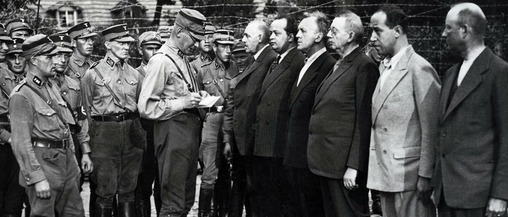 Prominente Regimegegner wurden in den frühen KZs besonders gequält, hier in der Reihe ganz links der SPD-Reichstagsabgeordnete Ernst Heilmann, daneben der Sohn des Reichspräsidenten Ebert, Friedrich Ebert jun.