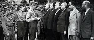 Prominente Regimegegner wurden in den frühen KZs besonders gequält, hier in der Reihe ganz links der SPD-Reichstagsabgeordnete Ernst Heilmann, daneben der Sohn des Reichspräsidenten Ebert, Friedrich Ebert jun. 