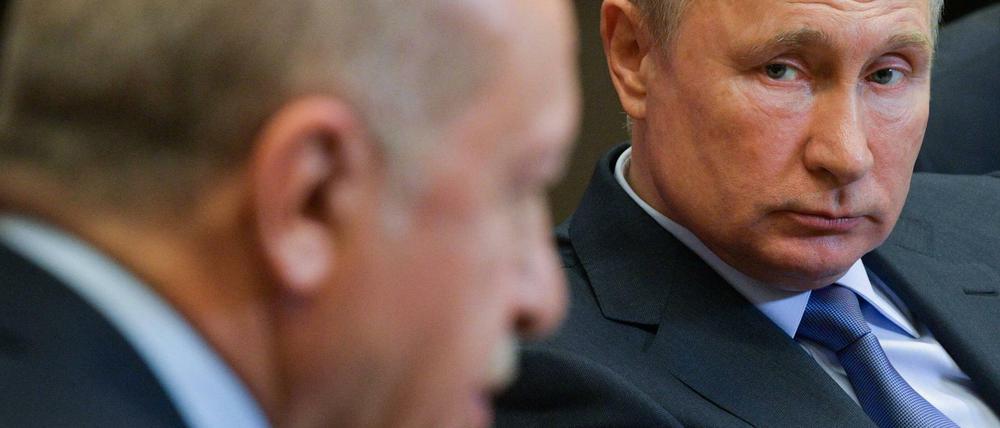Russlands Präsident Putin (r.) soll sich bei seinem türkischen Amtskollegen Erdogan beschwert haben.