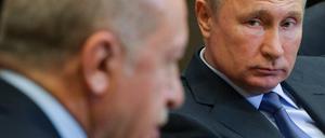 Russlands Präsident Putin (r.) soll sich bei seinem türkischen Amtskollegen Erdogan beschwert haben.