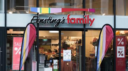 Bunte Fassade, entschlossenes Vorgehen: "Ernsting's Family" klagt gegen die Pflicht, 2G zu kontrollieren.