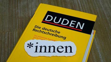 Auf einem Duden befindet die weibliche Endung „innen“, angeführt von einem Genderstern.