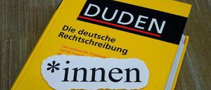 Auf einem Duden befindet die weibliche Endung „innen“, angeführt von einem Genderstern.