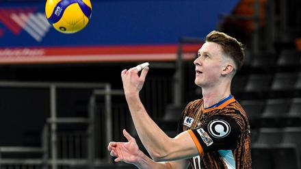 Der blaue Stoff seines Superman-Shirts blitzt beim Spiel manchmal unter Marek Sotolas Trikot hervor.
