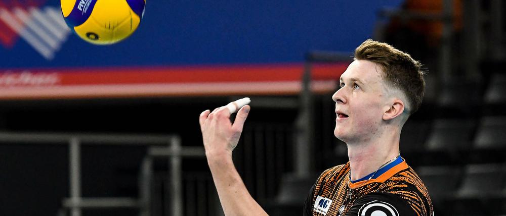 Der blaue Stoff seines Superman-Shirts blitzt beim Spiel manchmal unter Marek Sotolas Trikot hervor.