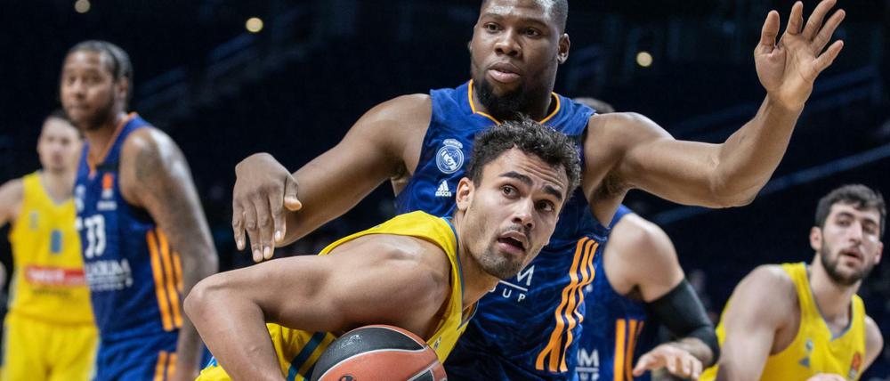 Hartes Ringen. Albas Oscar da Silva (l) kämpft gegen Guerschon Yabusele von Real Madrid um den Ball.