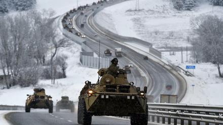 Ein Konvoi russischer gepanzerter Fahrzeuge auf der Krim.