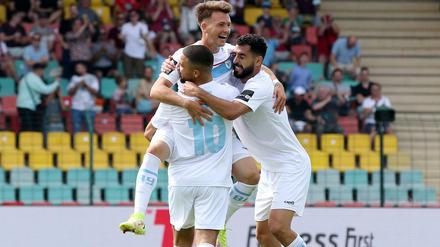 Im Hinspiel siegte Viktoria 4:0 gegen Kaiserslautern - damals noch mit Tolcay Ciğerci (re.).