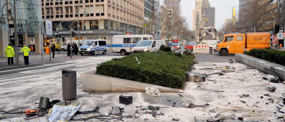 Fahrzeugteile liegen am 1. Februar 2016 nach dem illegalen Autorennen in der Tauentzienstraße. Eine Person kam dabei ums Leben.