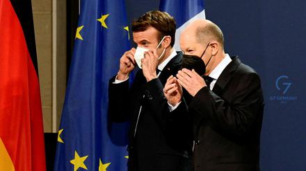 Frankreichs Präsident Emmanuel Macron und Bundeskanzler Olaf Scholz bei einer gemeinsamen Pressekonferenz in Berlin.