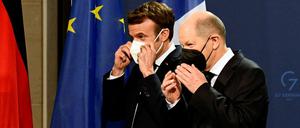 Frankreichs Präsident Emmanuel Macron und Bundeskanzler Olaf Scholz bei einer gemeinsamen Pressekonferenz in Berlin.