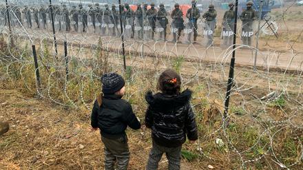 Kinder stehen in einem Flüchtlingslager nahe der belarussisch-polnischen Grenze.