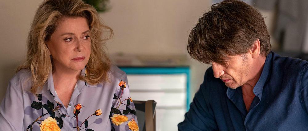 Catherine Deneuve als Chrystal und Benoît Magimel als ihr erkrankter Sohn.