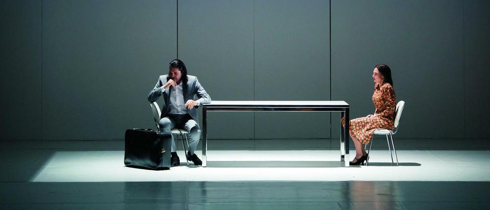 Zu Beginn der Inszenierung sind Orfeo (Carlo Vistoli) und Euridice (Nadja Mchantaf) sprachlos. 
