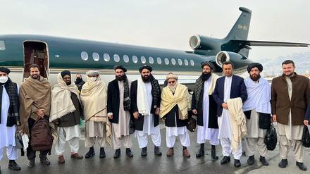 Die Vertreter der Taliban posieren für ein Foto vor ihrem Flug nach Oslo. 
