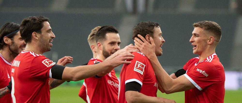 Lass dich mal drücken. Grischa Prömel (rechts) jubelt mit Torschütze Max Kruse.