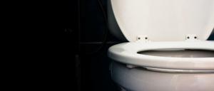 Eine Toilette mit hochgeklapptem Deckel.