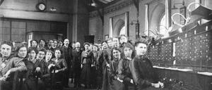 Eine „Buchstabiertafel“ lag seinerzeit in jedem Telefonbuch. Die Frauen vom Amt, hier in einer Aufnahme von 1915