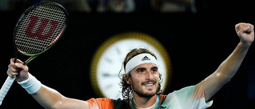 Der griechische Tennisstar Stefanos Tsitsipas zieht souverän nach drei Sätzen ins Halbfinale ein.