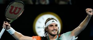 Der griechische Tennisstar Stefanos Tsitsipas zieht souverän nach drei Sätzen ins Halbfinale ein.