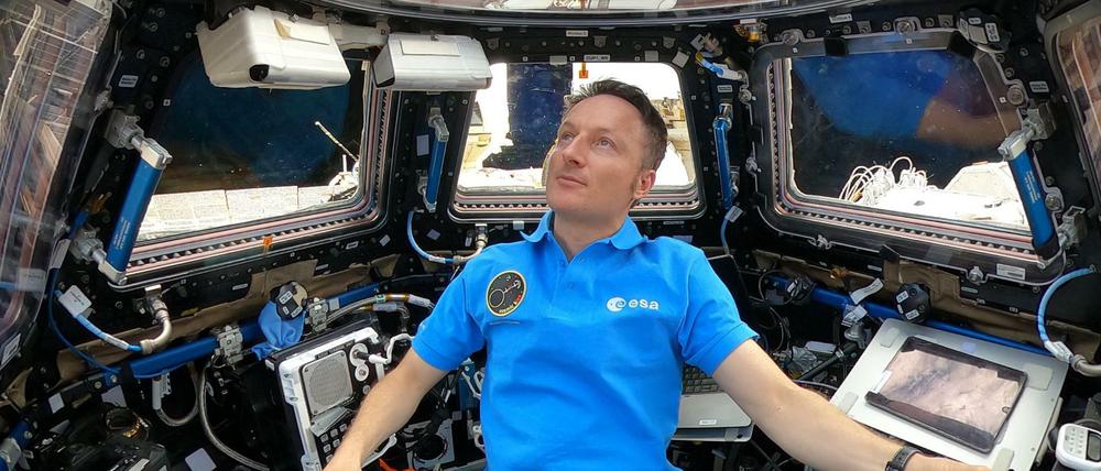 Astronaut Matthias Maurer blickt von der Kuppel der Internationalen Raumstation auf die Erde hinunter.