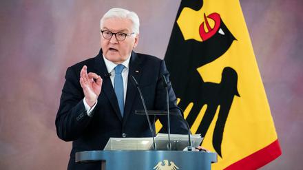 Bundespräsident Frank-Walter Steinmeier spricht im Schloss Bellevue zu Beginn einer Diskussionsrunde mit Gästen aus Medizin, Kommunalpolitik, Polizei und Zivilgesellschaft zu, Thema Hass und Gewalt in Zeiten der Pandemie.