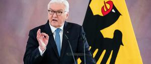 Bundespräsident Frank-Walter Steinmeier spricht im Schloss Bellevue zu Beginn einer Diskussionsrunde mit Gästen aus Medizin, Kommunalpolitik, Polizei und Zivilgesellschaft zu, Thema Hass und Gewalt in Zeiten der Pandemie.