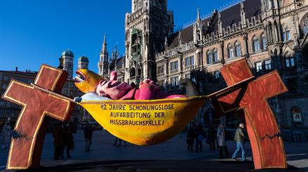 Mit dem „Hängemattenbischof“ demonstrierte ein Protestbündnis gegen Vertuschung von Missbrauch auf dem Marienplatz. 