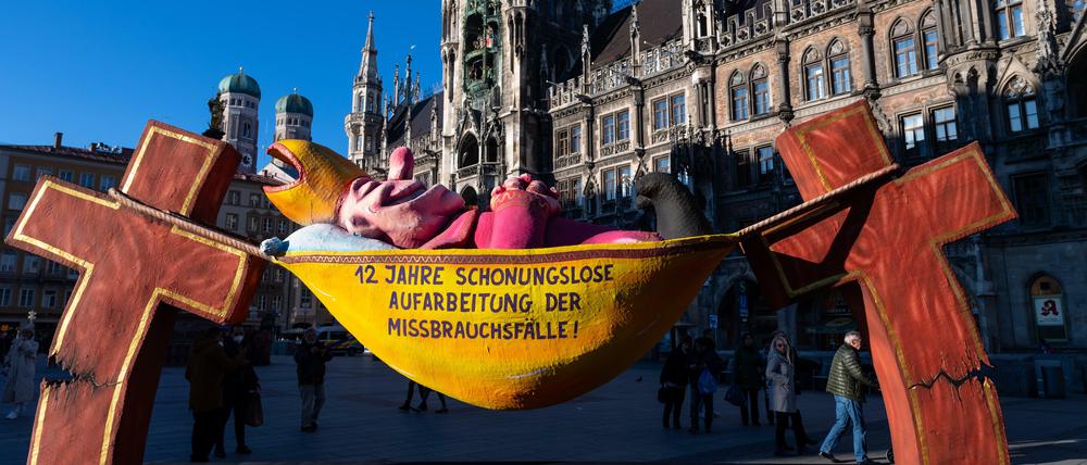 Mit dem „Hängemattenbischof“ demonstrierte ein Protestbündnis gegen Vertuschung von Missbrauch auf dem Marienplatz. 
