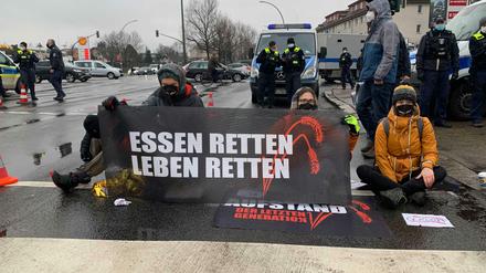 Sie wollen hier nicht weg: Radikale Aktivisten haben sich auf der Straße festgeklebt.
