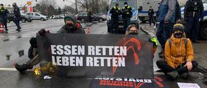Sie wollen hier nicht weg: Radikale Aktivisten haben sich auf der Straße festgeklebt.
