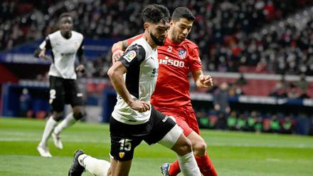 Schmerzlicher Abend. Omar Alderete (l.) verlor mit Valencia nicht nur 2:3 bei Atletico Madrid, er fällt wegen einer Muskelverletzung auch erst einmal aus.