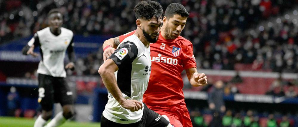 Schmerzlicher Abend. Omar Alderete (l.) verlor mit Valencia nicht nur 2:3 bei Atletico Madrid, er fällt wegen einer Muskelverletzung auch erst einmal aus.