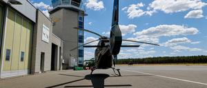 Die Bayern umflogen den Großflughafen vor den Toren der Stadt und landeten mit zwei kleineren Propellermaschinen in Schönhagen, 30 Kilometer südlich von Potsdam. 