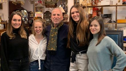 Das Team von Studentinnen der HWR Berlin mit Ladeninhaber Mohamad Somat in der Mitte (von links): Susanne Böhm, Amélie Wendelaar Bonga, Emilia Galazka und Ana-Maria Osipov. Nicht im Bild: Sarah Latsch.