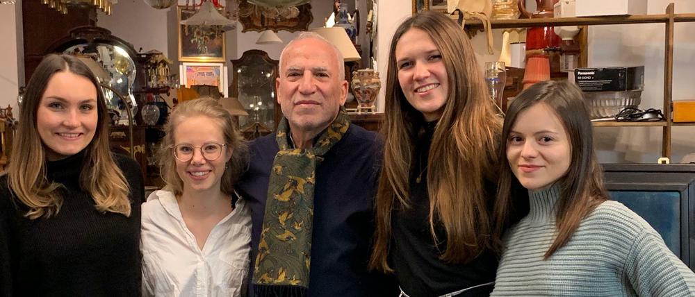 Das Team von Studentinnen der HWR Berlin mit Ladeninhaber Mohamad Somat in der Mitte (von links): Susanne Böhm, Amélie Wendelaar Bonga, Emilia Galazka und Ana-Maria Osipov. Nicht im Bild: Sarah Latsch.