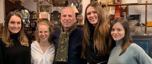 Das Team von Studentinnen der HWR Berlin mit Ladeninhaber Mohamad Somat in der Mitte (von links): Susanne Böhm, Amélie Wendelaar Bonga, Emilia Galazka und Ana-Maria Osipov. Nicht im Bild: Sarah Latsch.