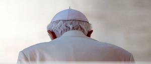 Papst Benedikt XVI. geht am 27.02.2013 im Vatikan in Rom nach der Generalaudienz zu seiner Verabschiedung vom Podest. 