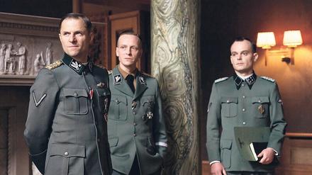 Zum Massenmord entschlossen. Reinhard Heydrich (Philipp Hochmair, links), Chef des Reichssicherheitshauptamts, Heinrich Müller (Jakob Diehl, Mitte), Chef der Geheimen Staatspolizei, und Adolf Eichmann (Johannes Allmayer.), Leiter der Abteilung Judenangelegenheiten/Räumungsangelegenheiten im Reichssicherheitshauptamt organisieren die Vernichtung der europäischen Juden. Foto: ZDF/Julia Terjung