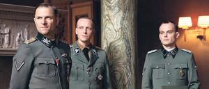 Zum Massenmord entschlossen. Reinhard Heydrich (Philipp Hochmair, links), Chef des Reichssicherheitshauptamts, Heinrich Müller (Jakob Diehl, Mitte), Chef der Geheimen Staatspolizei, und Adolf Eichmann (Johannes Allmayer.), Leiter der Abteilung Judenangelegenheiten/Räumungsangelegenheiten im Reichssicherheitshauptamt organisieren die Vernichtung der europäischen Juden. Foto: ZDF/Julia Terjung