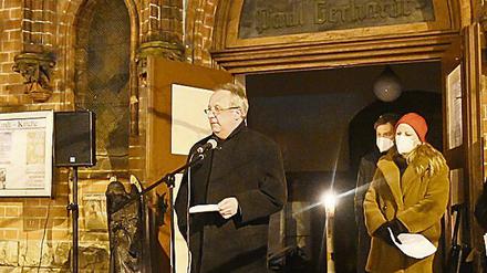 Bischof Christian Stäblein hielt vor der der zerstörten Kirche eine Andacht.