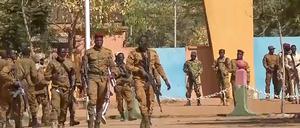 Im westafrikanischen Burkina Faso ist Präsident Kabore von meuternden Soldaten festgesetzt worden. 